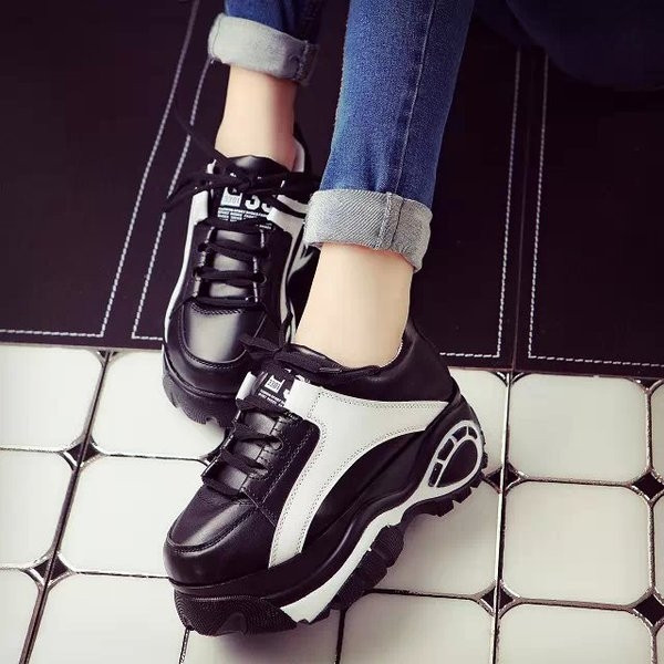 Tenisi de dama in doua culori cu talpa inalta aspra