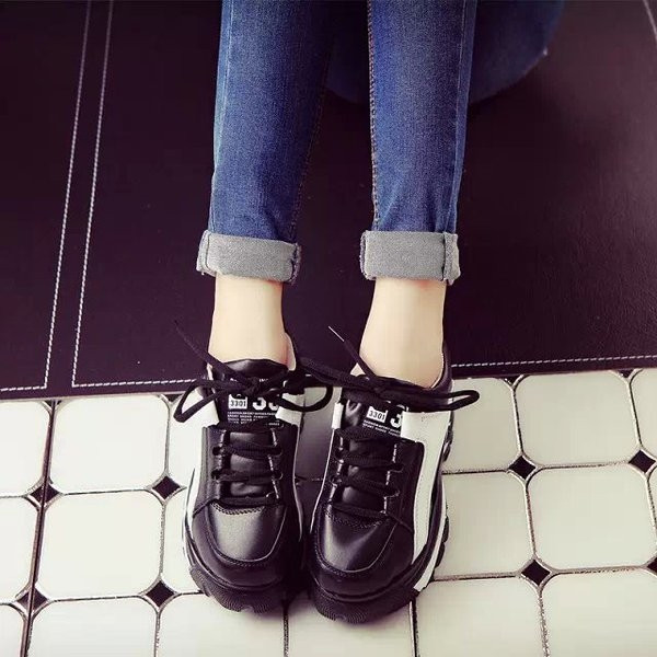 Tenisi de dama in doua culori cu talpa inalta aspra