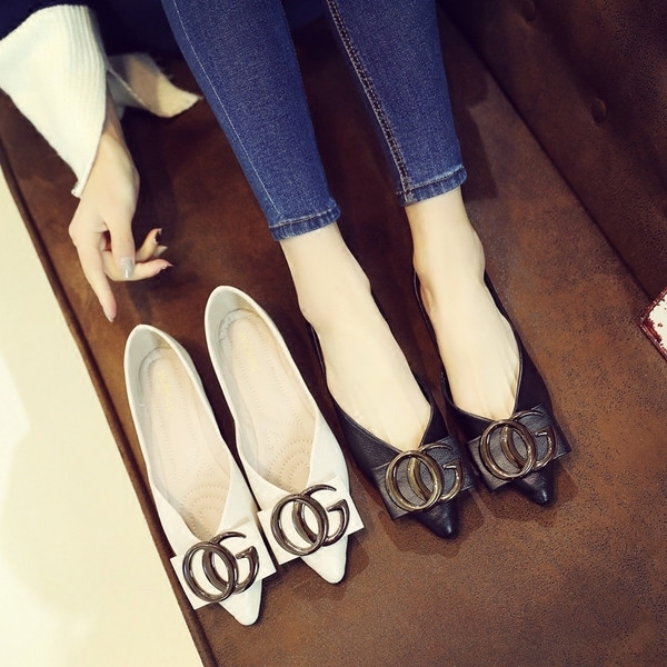 Pantofi de dama ascutit cu decor metalic in doua culori - negru si cais