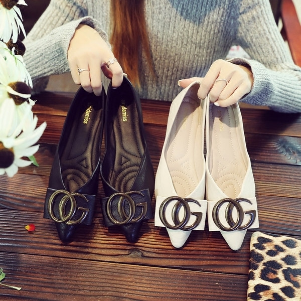 Pantofi de dama ascutit cu decor metalic in doua culori - negru si cais