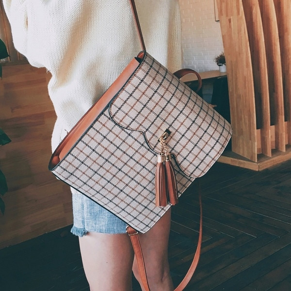Rucsac elegant de damă în carouri pătrate cu ciucuri în negru și maro