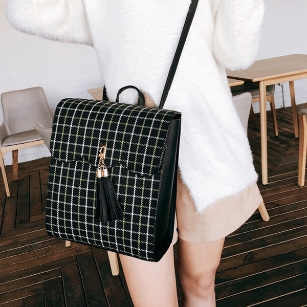 Rucsac elegant de damă în carouri pătrate cu ciucuri în negru și maro