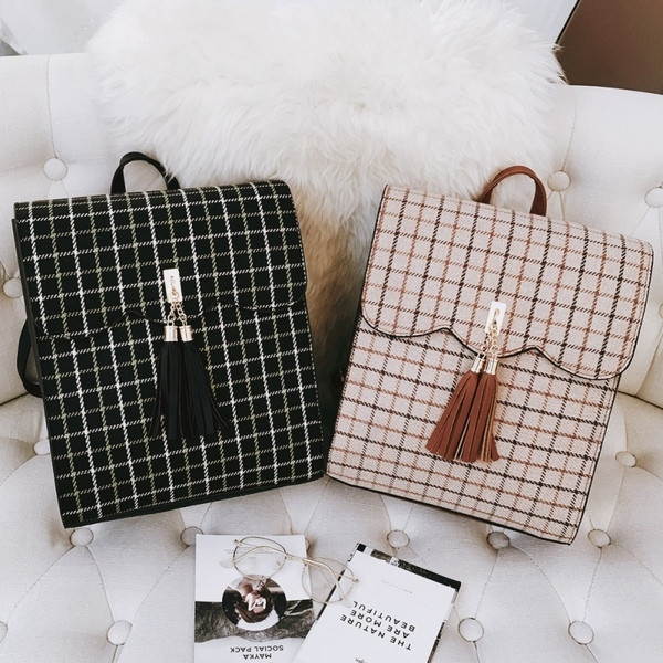 Rucsac elegant de damă în carouri pătrate cu ciucuri în negru și maro