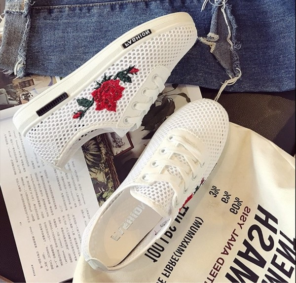 Tenisi dama din plasa cu broderie in motiv floral