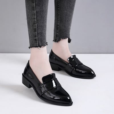 Κομψά γυναικεία παπούτσια με παχιά σόλα σε μαύρο χρώμα