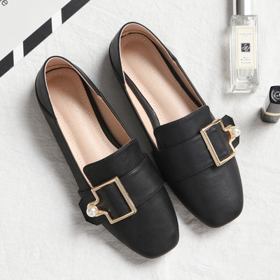 Δερμάτινα γυναικεία παπούτσια σε τρία χρώματα και διακόσμηση μεταλλικής πόρπης