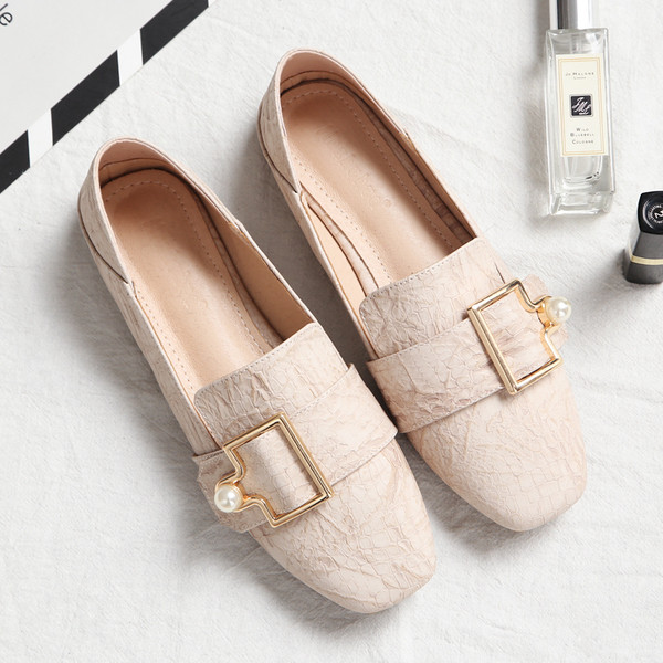 Δερμάτινα γυναικεία παπούτσια σε τρία χρώματα και διακόσμηση μεταλλικής πόρπης