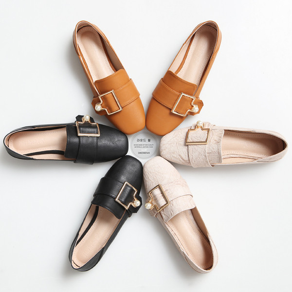 Δερμάτινα γυναικεία παπούτσια σε τρία χρώματα και διακόσμηση μεταλλικής πόρπης