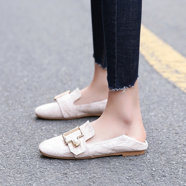 Δερμάτινα γυναικεία παπούτσια σε τρία χρώματα και διακόσμηση μεταλλικής πόρπης