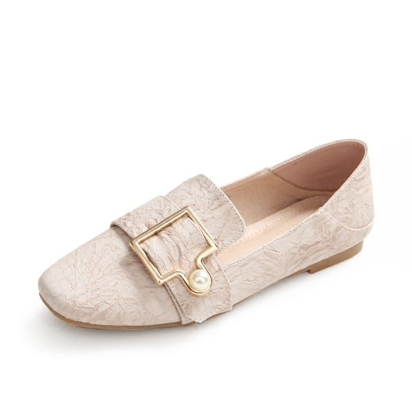 Δερμάτινα γυναικεία παπούτσια σε τρία χρώματα και διακόσμηση μεταλλικής πόρπης