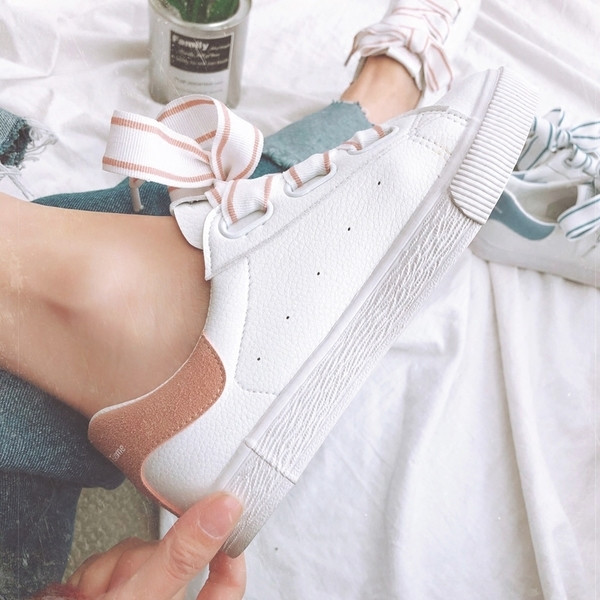 Γυναικεία πάνινα παπούτσια σε δύο χρώματα με μεγάλους δεσμούς