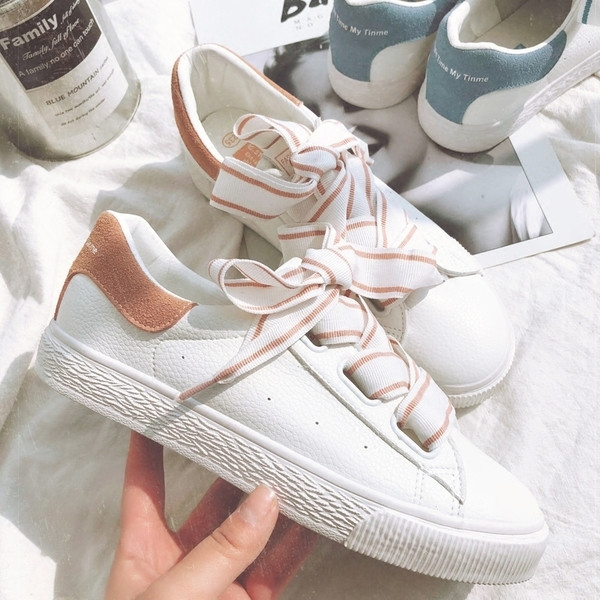 Γυναικεία πάνινα παπούτσια σε δύο χρώματα με μεγάλους δεσμούς