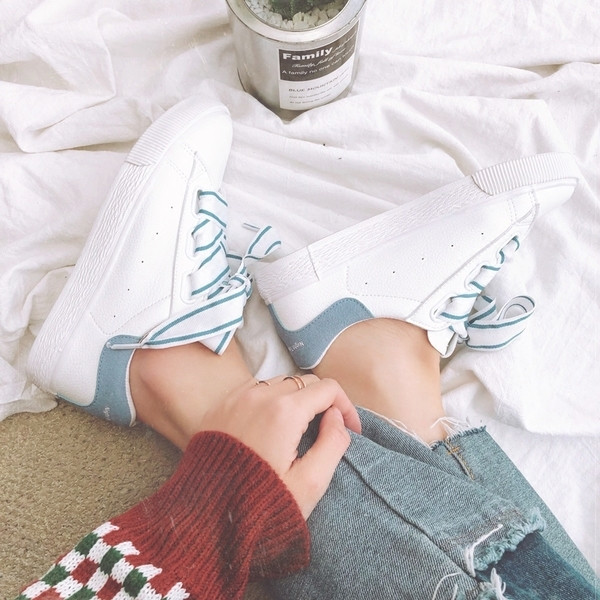 Γυναικεία πάνινα παπούτσια σε δύο χρώματα με μεγάλους δεσμούς