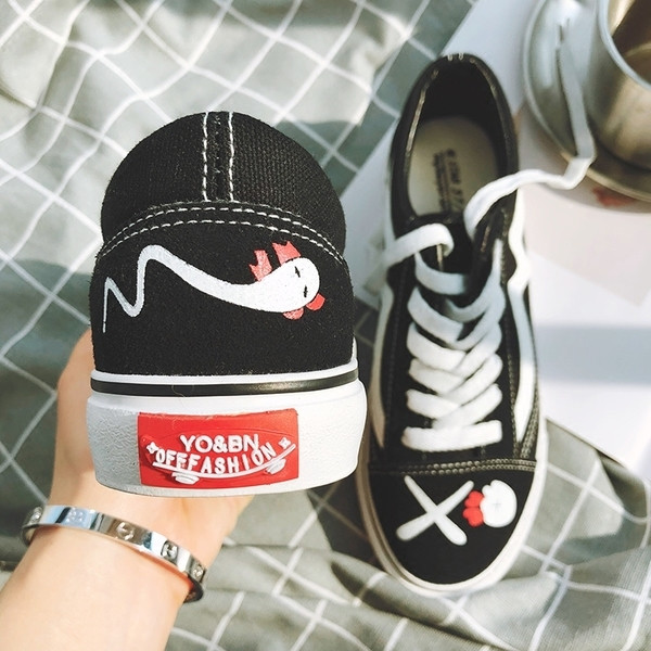 Γυναικεία αθλητικά πάνινα παπούτσια με εφαρμογή και επιγραφή