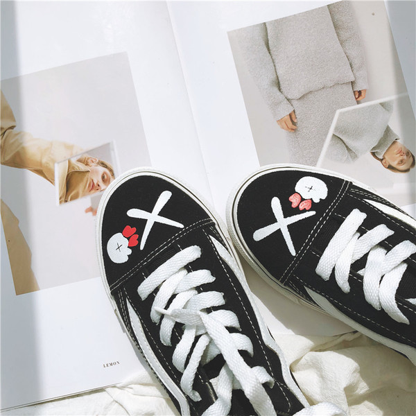 Γυναικεία αθλητικά πάνινα παπούτσια με εφαρμογή και επιγραφή