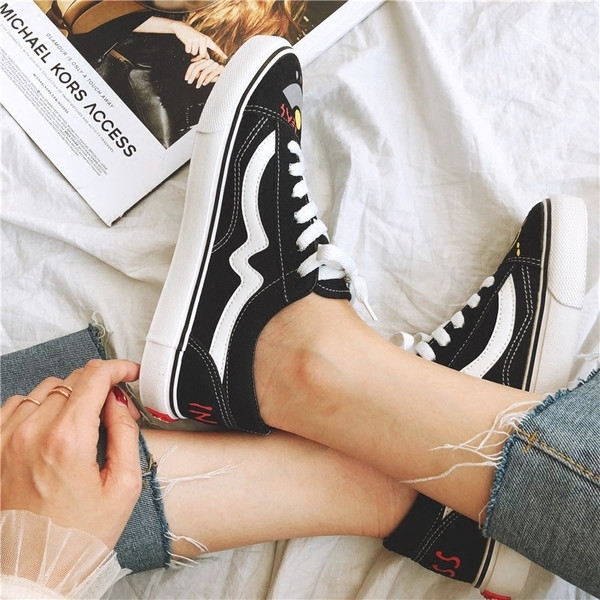 Γυναικεία αθλητικά πάνινα παπούτσια με εφαρμογή και επιγραφή