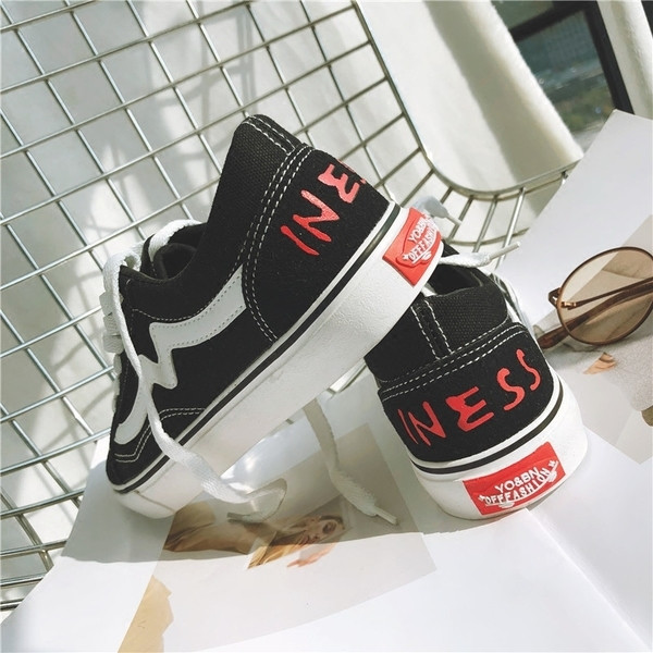 Γυναικεία αθλητικά πάνινα παπούτσια με εφαρμογή και επιγραφή