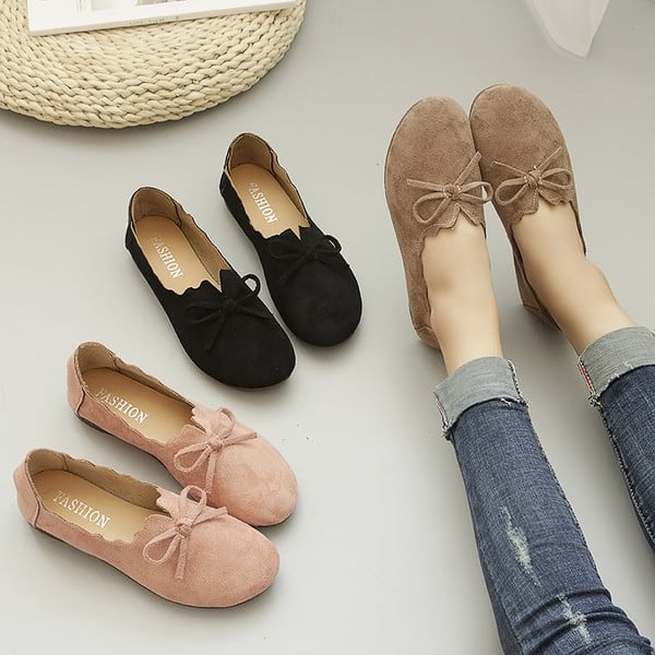 Άνετα χαμηλά γυναικεία σουέτ παπούτσια σε τρία χρώματα και διακοσμητική μίνι κορδέλα