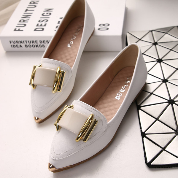 Pantofi de dama ascutit din piele ecologica cu elemente metalice in alb si negru