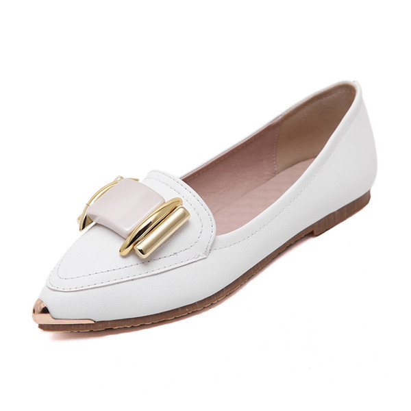 Pantofi de dama ascutit din piele ecologica cu elemente metalice in alb si negru