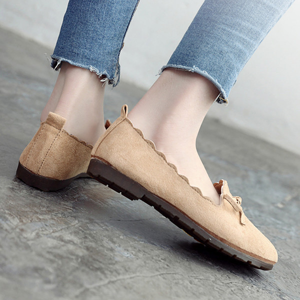 Pantofi dama din piele intoarsa cu talpa aspra de culoare bej si negru si mini panglica decorativa