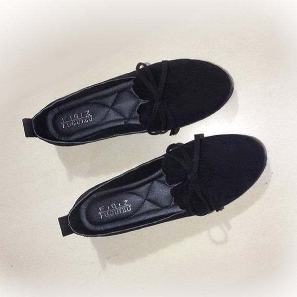 Pantofi dama din piele intoarsa cu talpa aspra de culoare bej si negru si mini panglica decorativa