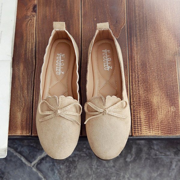 Pantofi dama din piele intoarsa cu talpa aspra de culoare bej si negru si mini panglica decorativa