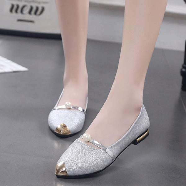 Pantofi de dama ascutit cu brocart si elemente metalice in trei culori - auriu, argintiu si negru