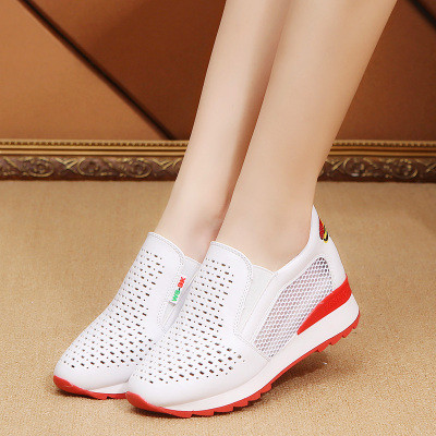 Γυναικεία αναπνεύσιμα αθλητικά παπούτσια σε λευκό χρώμα με έγχρωμα στοιχεία και εκτύπωση