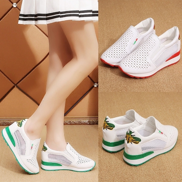 Γυναικεία αναπνεύσιμα αθλητικά παπούτσια σε λευκό χρώμα με έγχρωμα στοιχεία και εκτύπωση