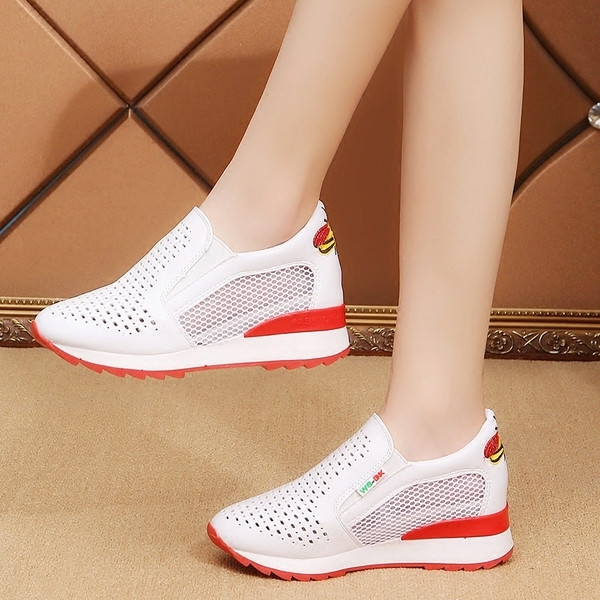 Γυναικεία αναπνεύσιμα αθλητικά παπούτσια σε λευκό χρώμα με έγχρωμα στοιχεία και εκτύπωση