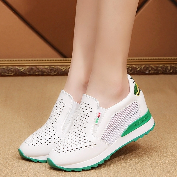 Γυναικεία αναπνεύσιμα αθλητικά παπούτσια σε λευκό χρώμα με έγχρωμα στοιχεία και εκτύπωση