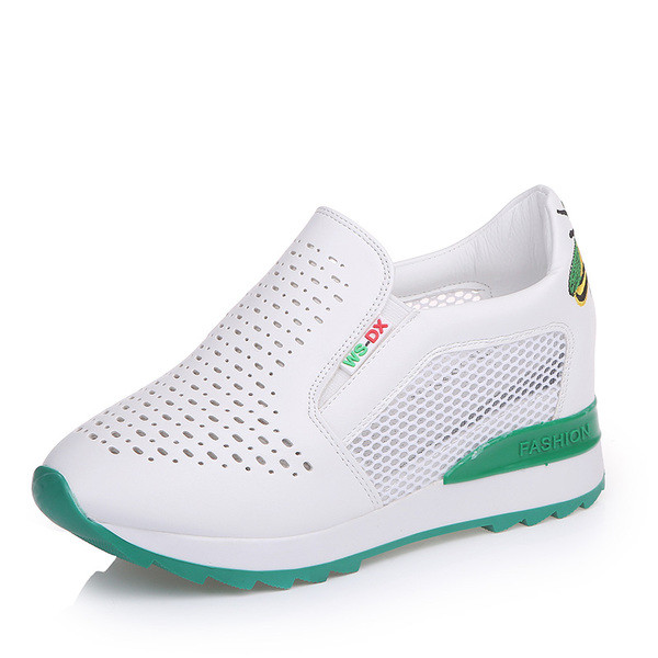 Γυναικεία αναπνεύσιμα αθλητικά παπούτσια σε λευκό χρώμα με έγχρωμα στοιχεία και εκτύπωση