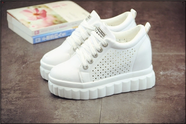 Дамски кецове от еко кожа с мрежа в черен и бял цвят 