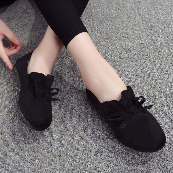 Hétköznapi használatra alkalmas női cipő vastag érdes talppal, dekorszalaggal