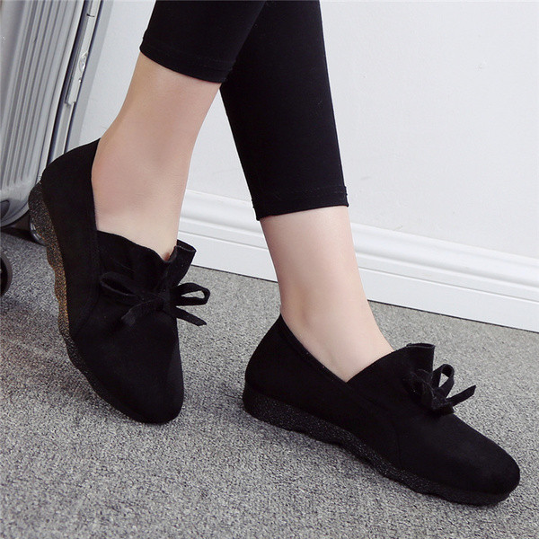 Hétköznapi használatra alkalmas női cipő vastag érdes talppal, dekorszalaggal