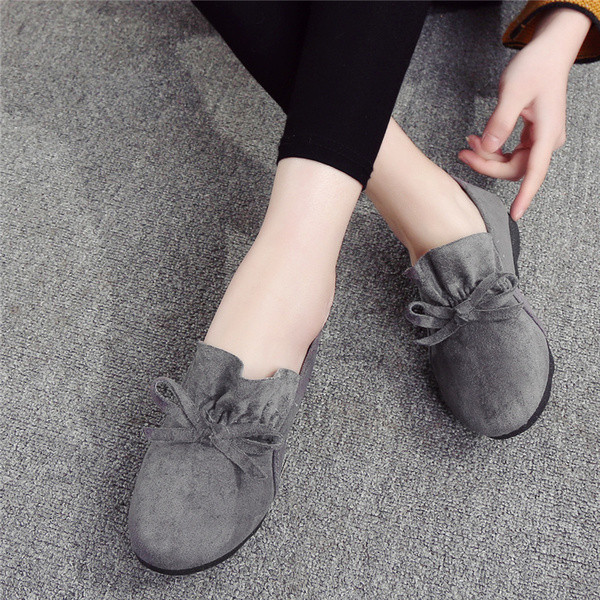 Hétköznapi használatra alkalmas női cipő vastag érdes talppal, dekorszalaggal