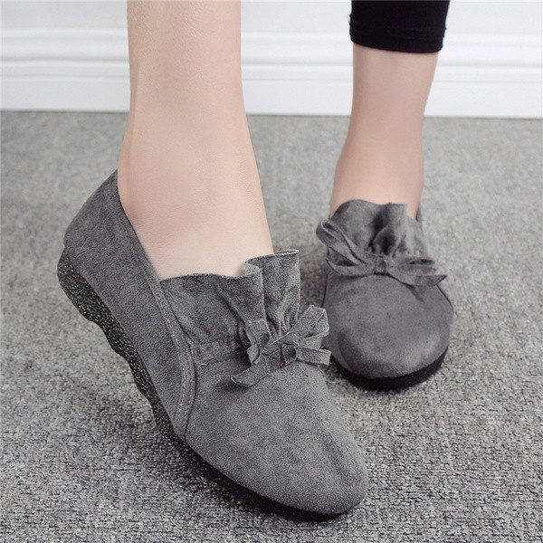 Hétköznapi használatra alkalmas női cipő vastag érdes talppal, dekorszalaggal