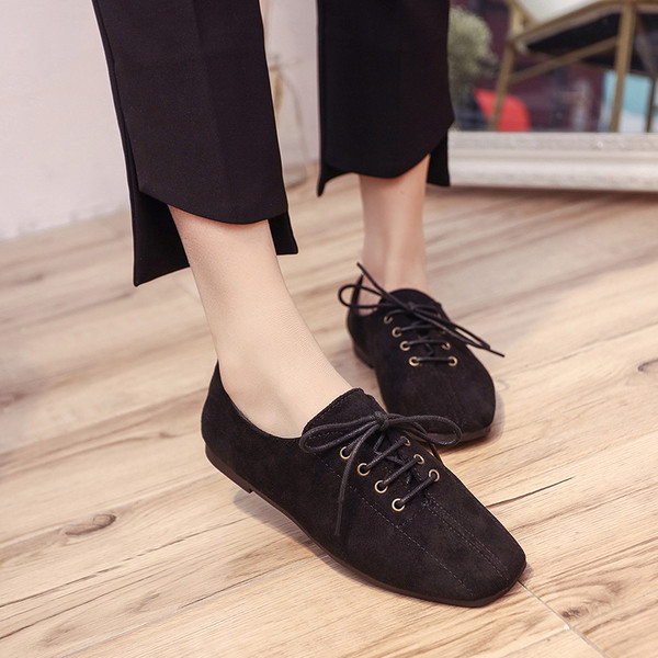 Pantofi dama din piele intoarsa in doua culori - negru si bej cu sireturi