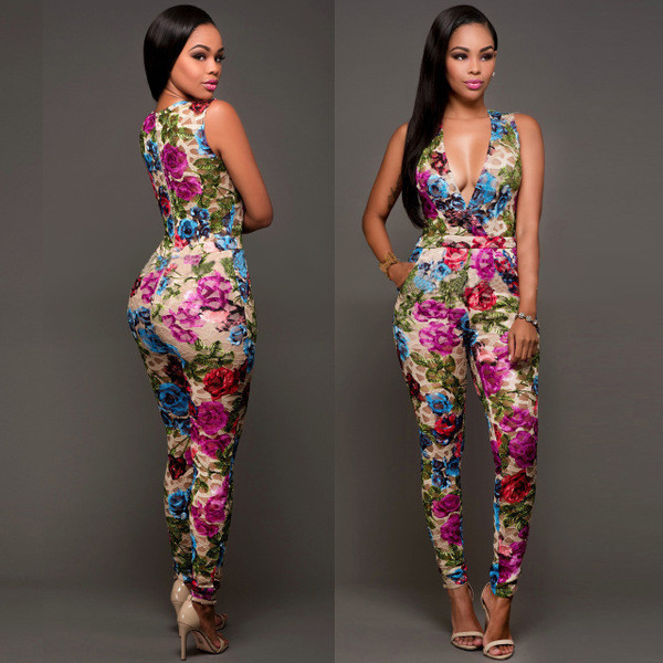 Стилен дамски гащеризон с дълбоко V-образно деколте във флорален десен