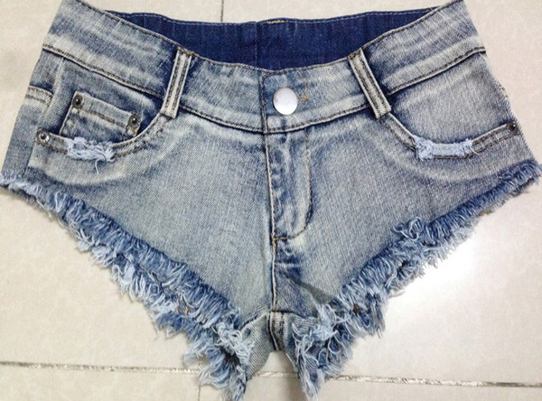 Provokatív női rövidnadrág rojtokkal