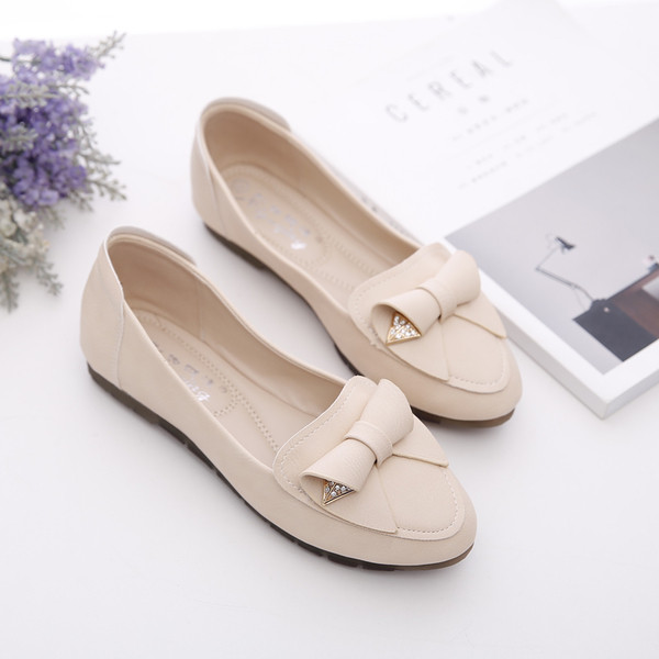 Κομψά γυναικεία παπούτσια με μαλακή σόλα και διακοσμητική κορδέλα κατάλληλη για τη καθημερινή ζωή