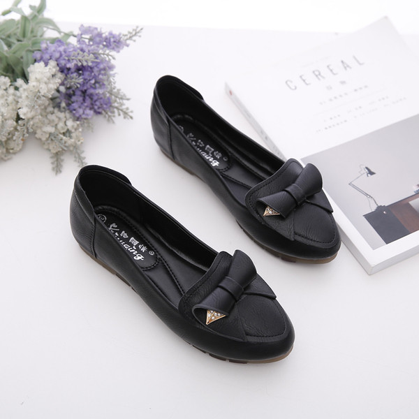 Κομψά γυναικεία παπούτσια με μαλακή σόλα και διακοσμητική κορδέλα κατάλληλη για τη καθημερινή ζωή