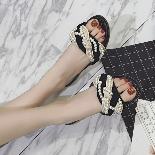 Papuci frumoși de damă cu decor bogat de mărgele în negru