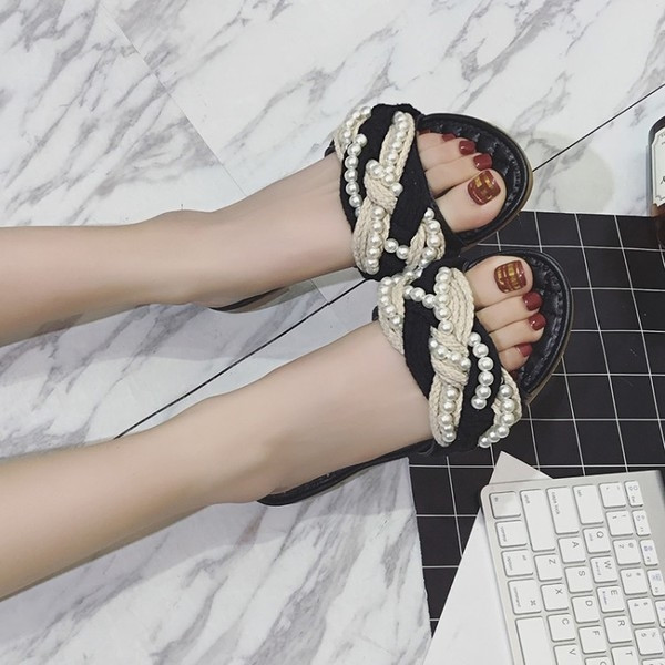 Papuci frumoși de damă cu decor bogat de mărgele în negru