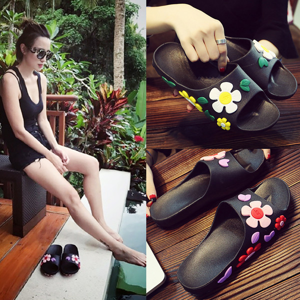 Papuci de dama practici cu elemente colorate, potriviti pentru utilizarea de zi cu zi