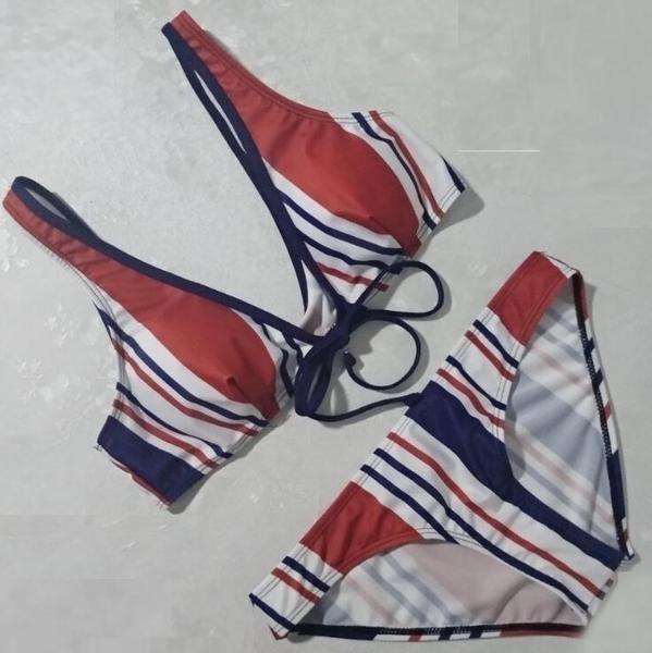Costum de baie în dungi din două piese pentru femei
