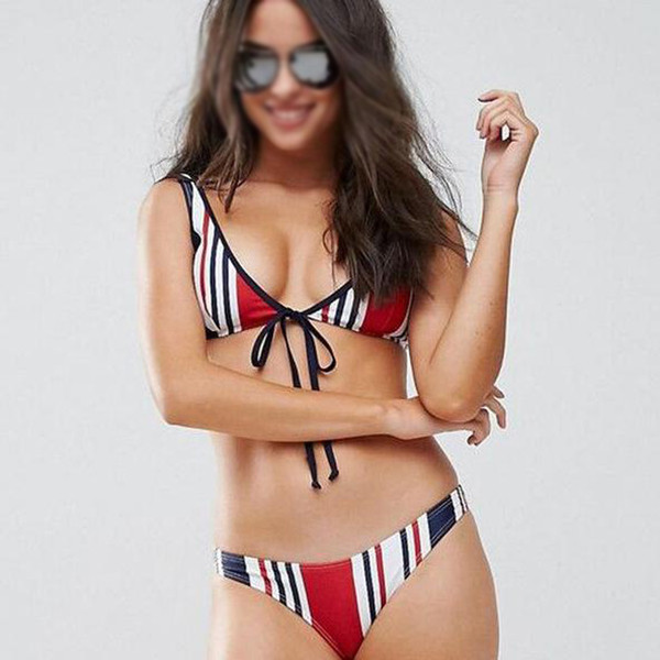 Costum de baie în dungi din două piese pentru femei