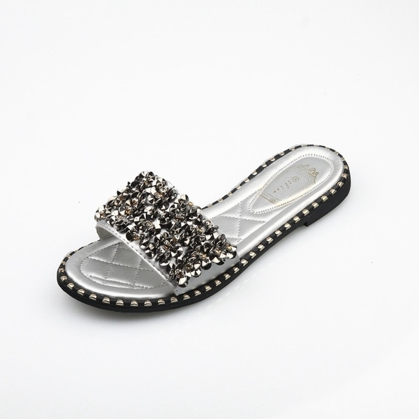 Γυναικείες παντόφλες με πλούσια διακόσμηση σφαιριδίων σε μαύρο και ασημί χρώμα