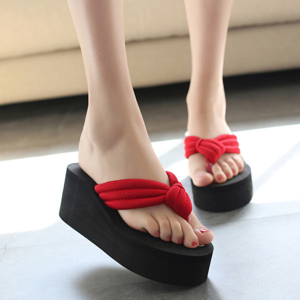 Практични дамски чехли през пръсти на платформа в няколко цвята